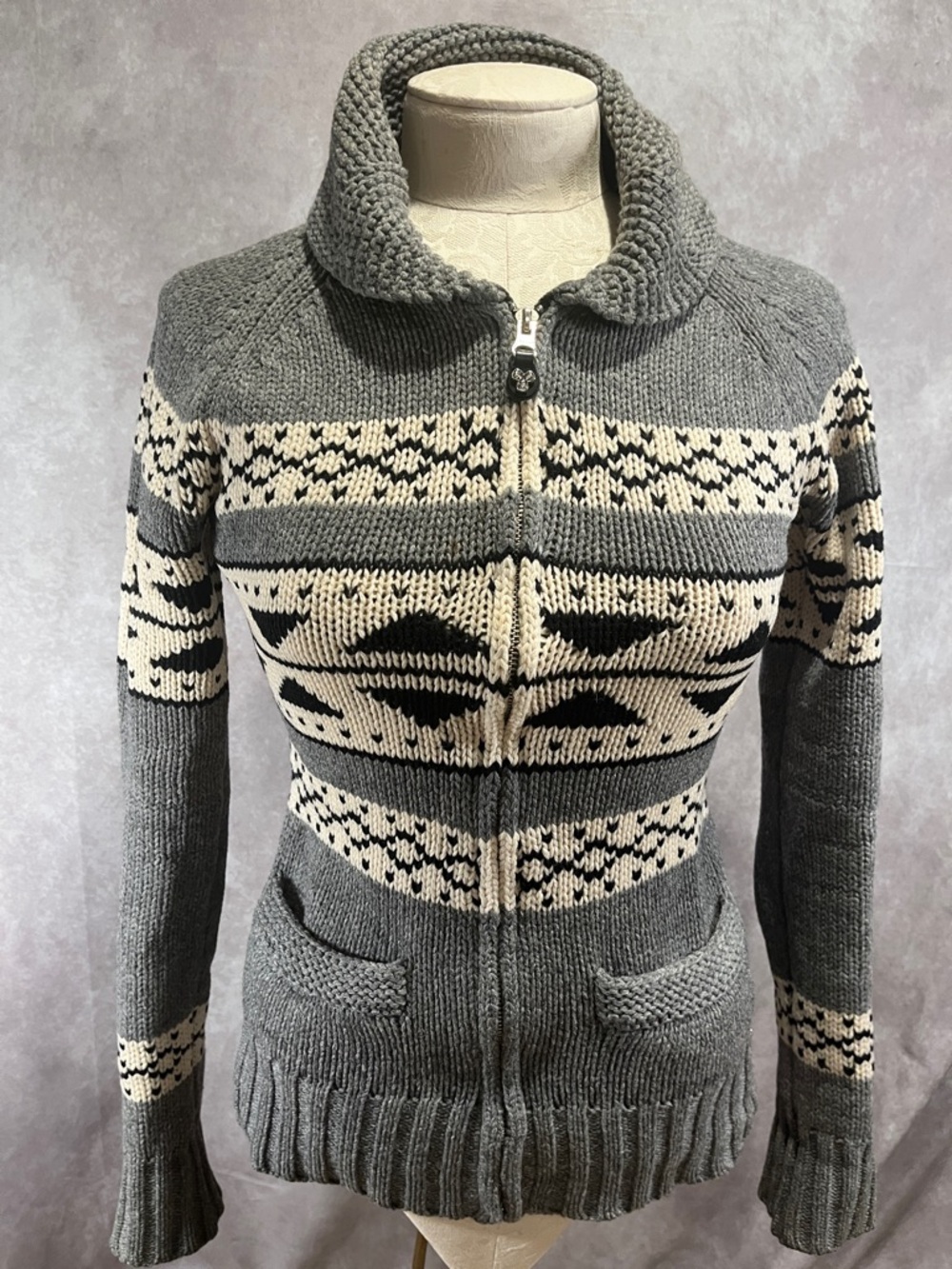 TNA Aritzia Gray and Cream Patterned Zip-Up Cardigan